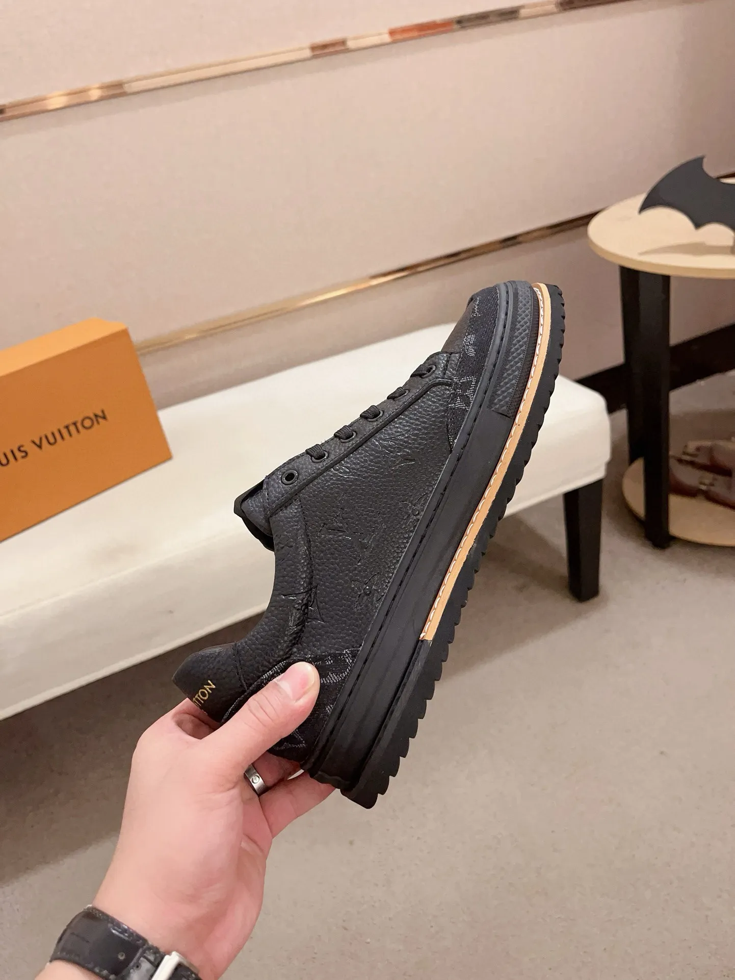 Men's shoes💰 400💰Louis Vuitton (Louis Vuitton/LV) top 🔍🔍 new models are on sale at the same time, the upper 🇮🇹 imported first-layer cowhide from Italy, fully imported sheepskin lining 💪💪, completely 1⃣️ to 1 ⃣️Re-engraved🇮🇹💪💪, ⚠Sole: The original sole is specially provided by the original factory, the exclusive movable molded sole is super comfortable, ⚠The original factory follows the order, 🔍🔍high quality, you can enter and exit the counter at will, welcome to compare⚠. Code number: 38-44. Can be customized for 45 non-refundable!
